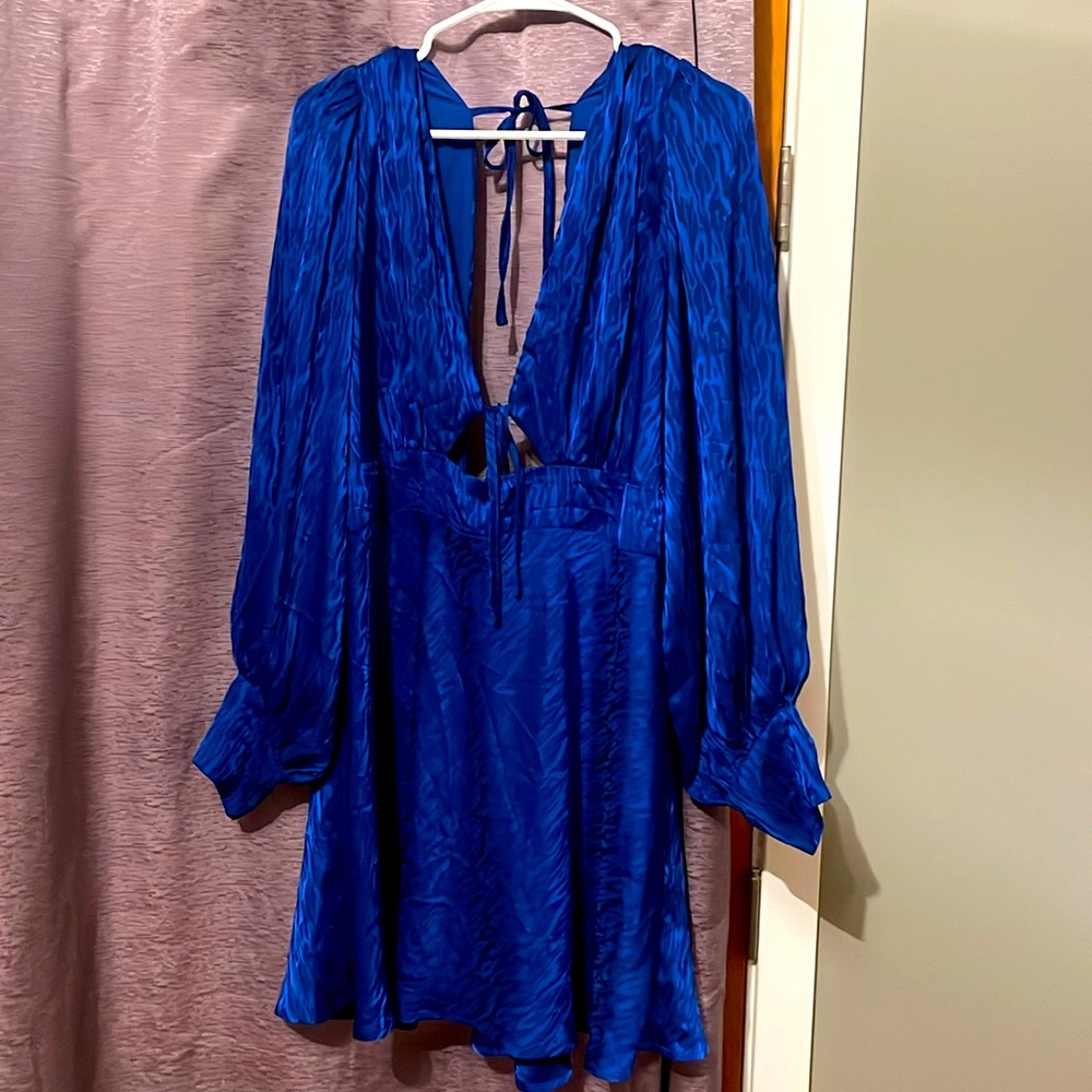 Viviette Tie Back Long Sleeve Plunge Neck Mini Dress in Blue